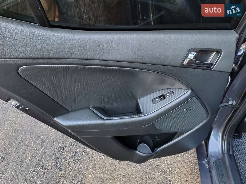 Седан Kia Optima 2012 в Запоріжжі