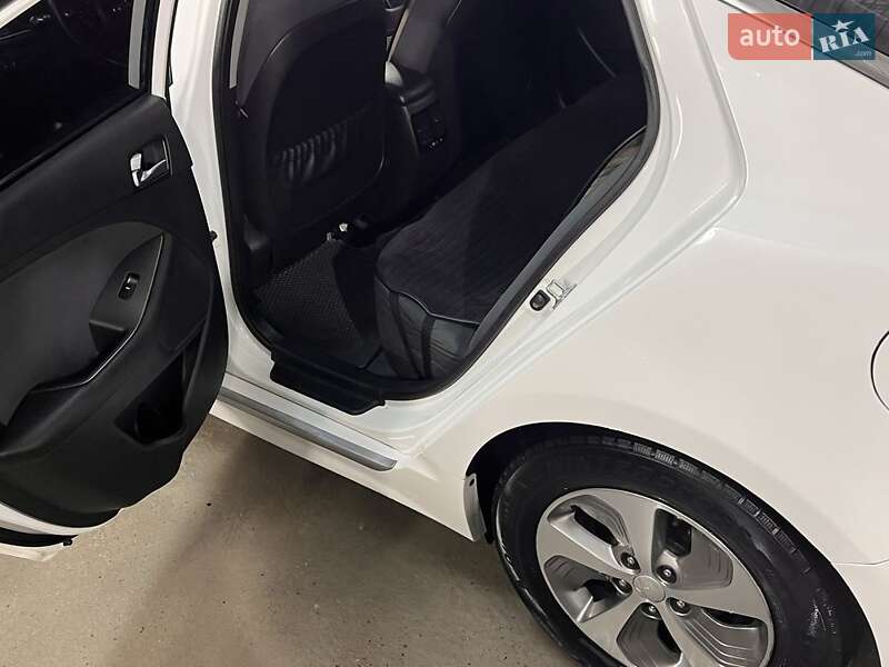 Седан Kia Optima 2015 в Апостолово