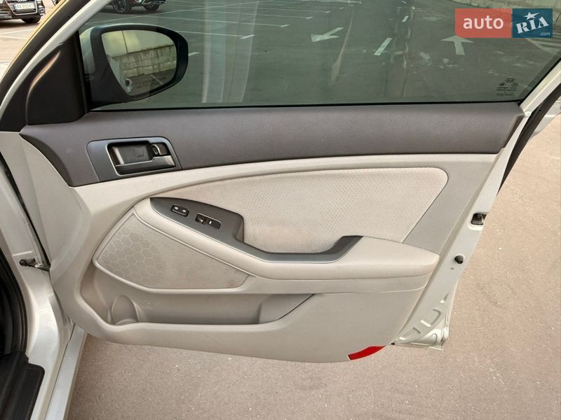 Седан Kia Optima 2012 в Києві