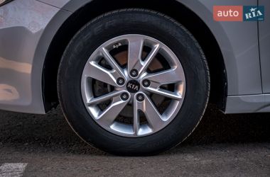 Седан Kia Optima 2017 в Киеве