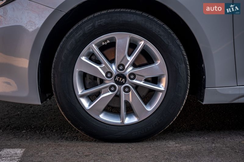 Седан Kia Optima 2017 в Киеве