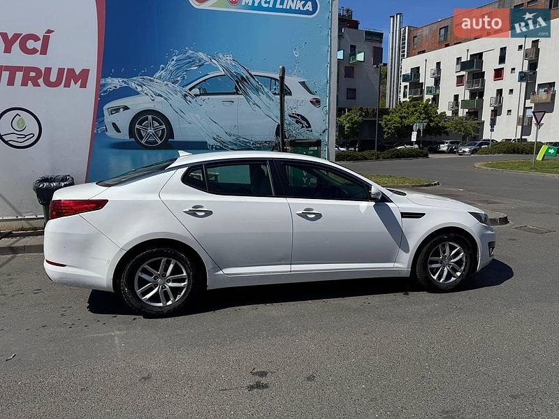 Седан Kia Optima 2013 в Ужгороде