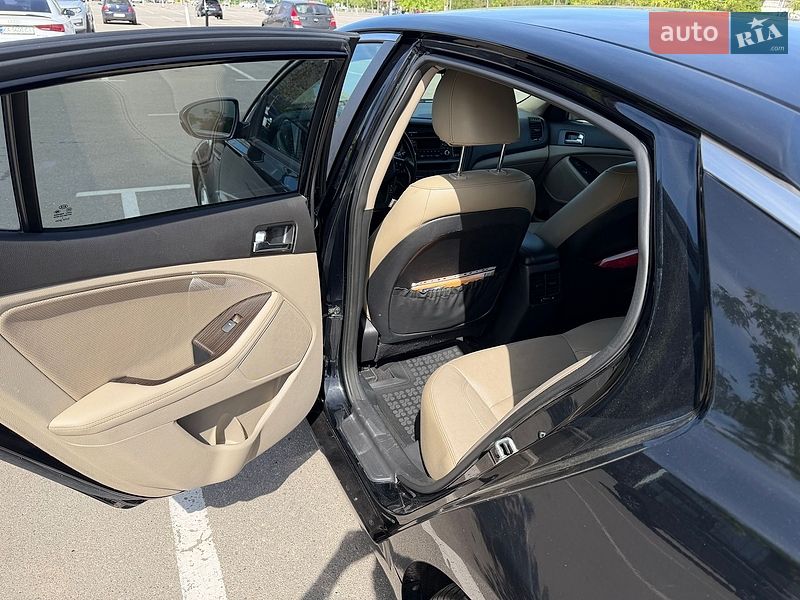 Седан Kia Optima 2013 в Киеве