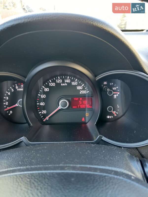 Хэтчбек Kia Picanto 2014 в Черновцах