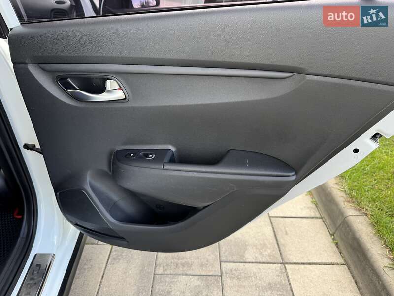 Позашляховик / Кросовер Kia Rio X-Line 2018 в Києві фото 53 Позашляховик / Кросовер Kia Rio X-Line 2018 в Києві