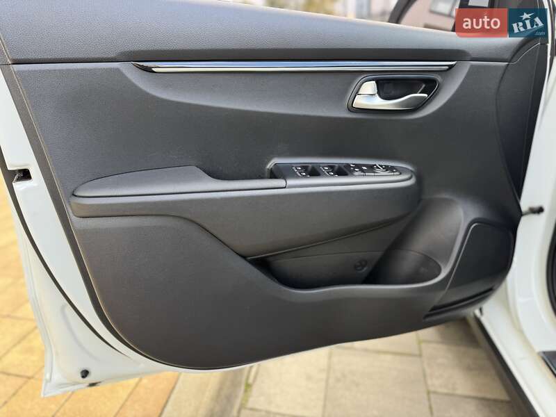 Внедорожник / Кроссовер Kia Rio X-Line 2018 в Киеве