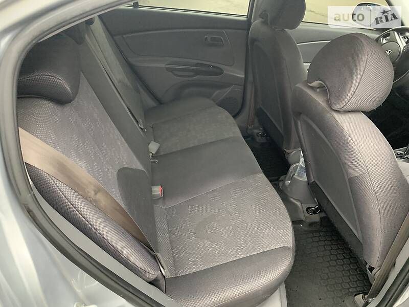 Хетчбек Kia Rio 2010 в Дніпрі
