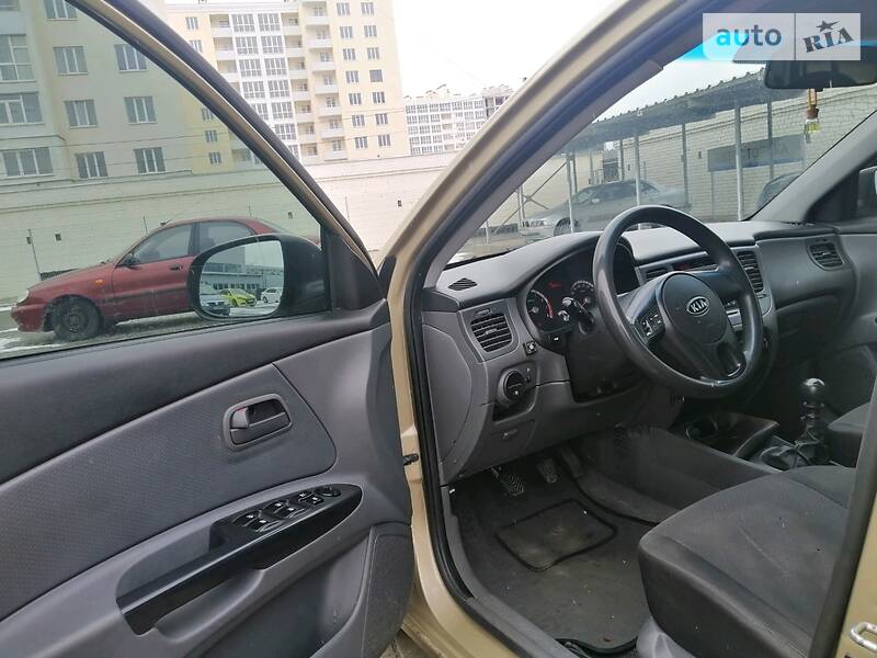 Седан Kia Rio 2010 в Чернігові