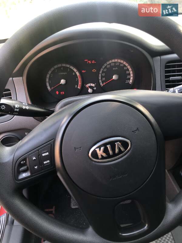 Седан Kia Rio 2010 в Кривому Розі