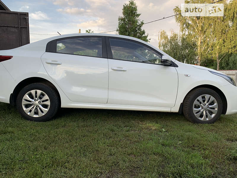 Седан Kia Rio 2017 в Іванковичах