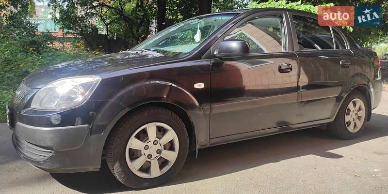 Седан Kia Rio 2006 в Ровно