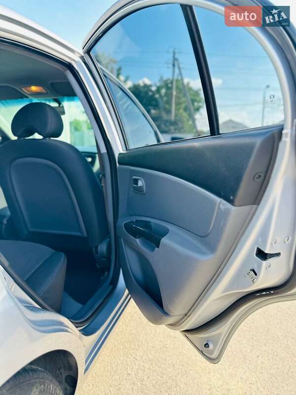 Седан Kia Rio 2010 в Днепре