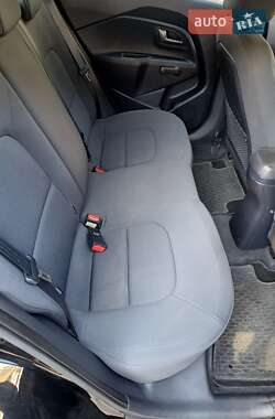 Хэтчбек Kia Rio 2011 в 