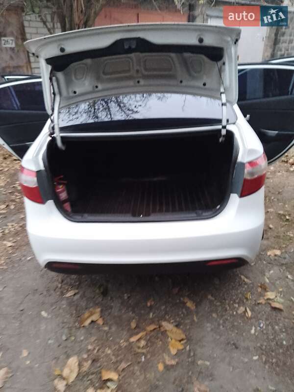 Седан Kia Rio 2012 в Нікополі