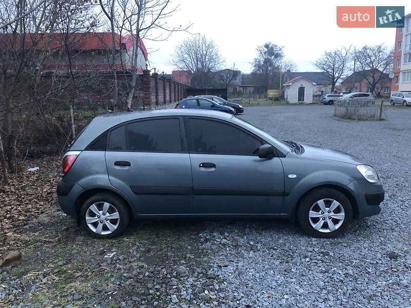 Хэтчбек Kia Rio 2008 в Ровно