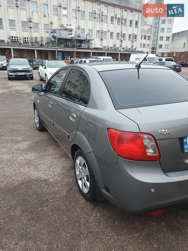 Седан Kia Rio 2011 в Чернигове