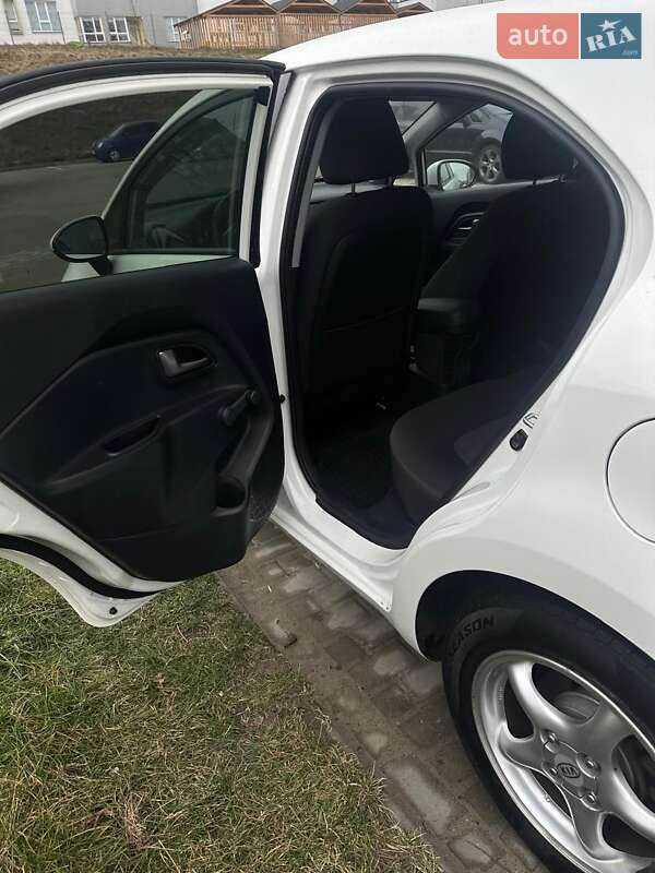 Хэтчбек Kia Rio 2013 в Львове