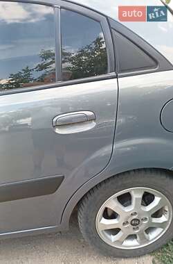 Хэтчбек Kia Rio 2006 в 
