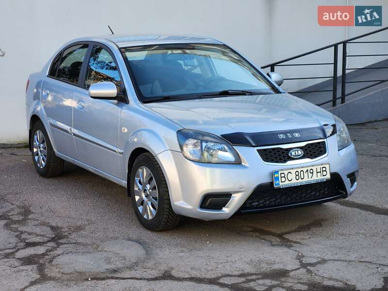 Седан Kia Rio 2010 в Черкасах