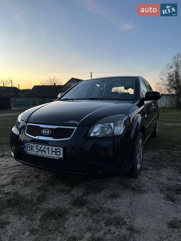 Хэтчбек Kia Rio 2010 в 