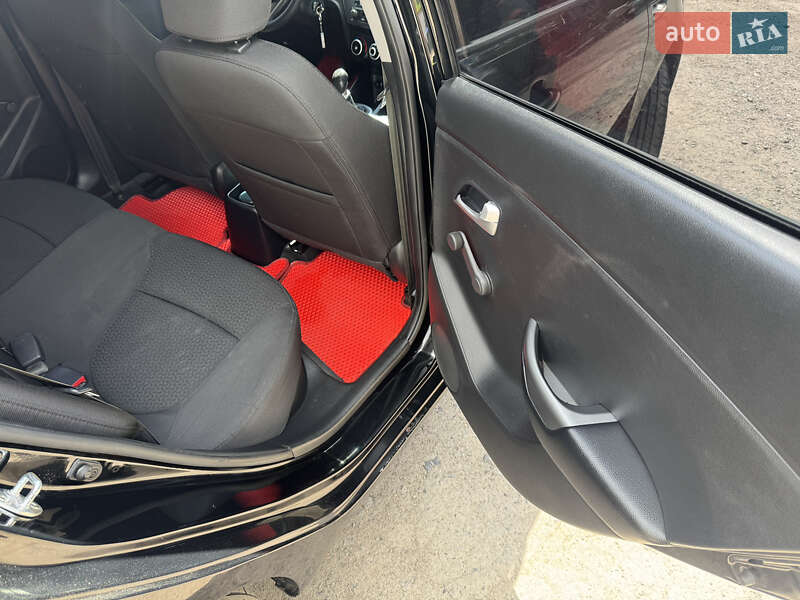 Седан Kia Rio 2013 в Полтаві