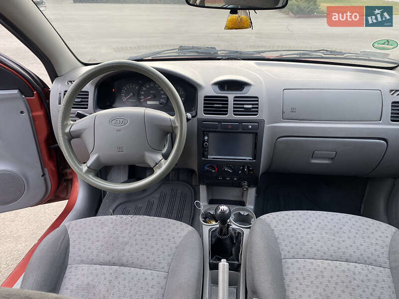 Хэтчбек Kia Rio 2005 в Благовещенском