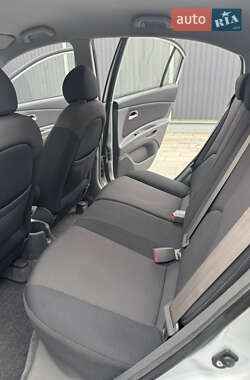 Хэтчбек Kia Rio 2006 в 