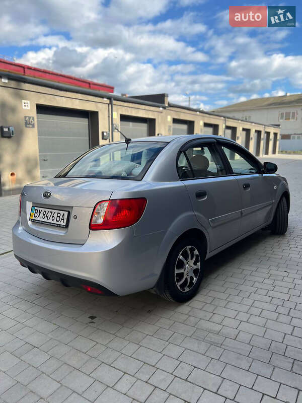 Седан Kia Rio 2010 в Каменец-Подольском