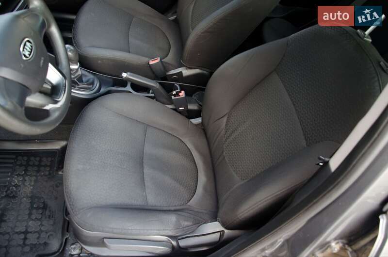 Седан Kia Rio 2011 в Сарнах