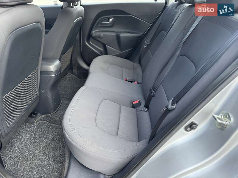 Седан Kia Rio 2015 в Львове