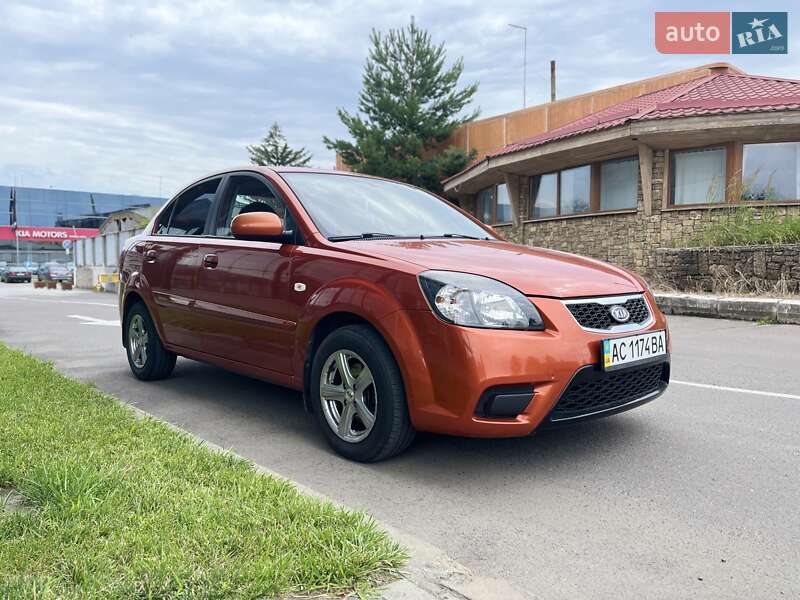 Седан Kia Rio 2010 в Луцке