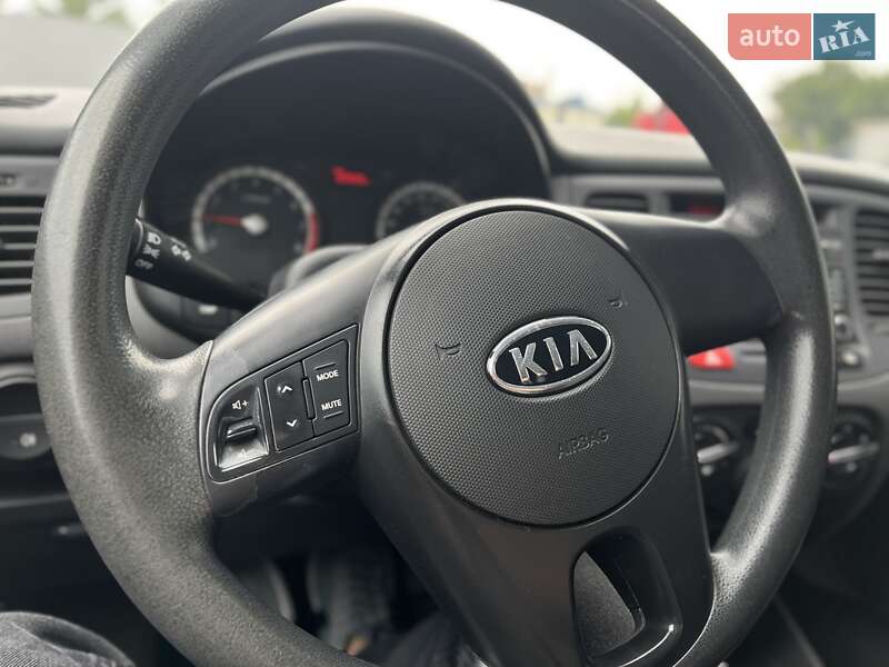 Седан Kia Rio 2010 в Луцке