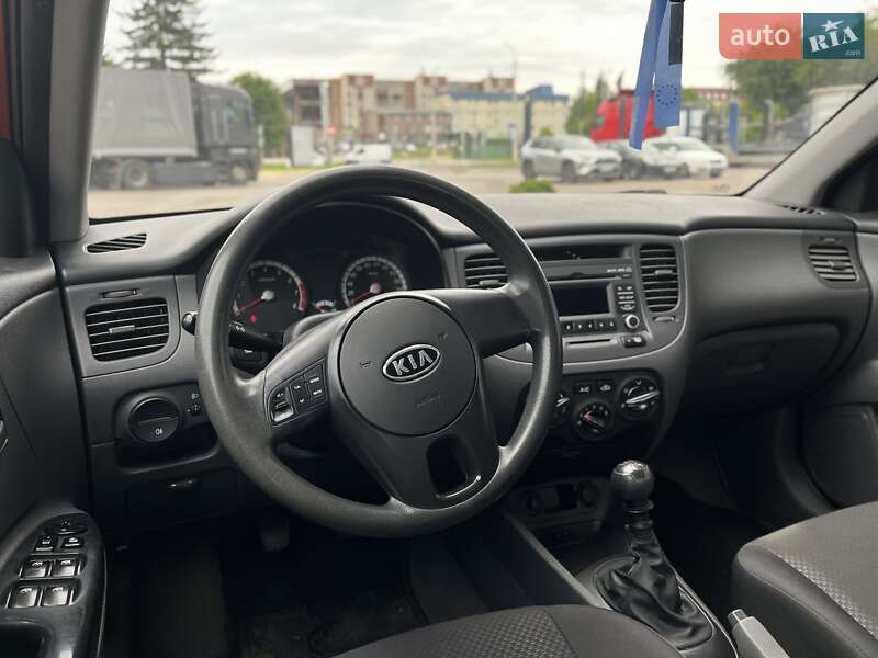 Седан Kia Rio 2010 в Луцке