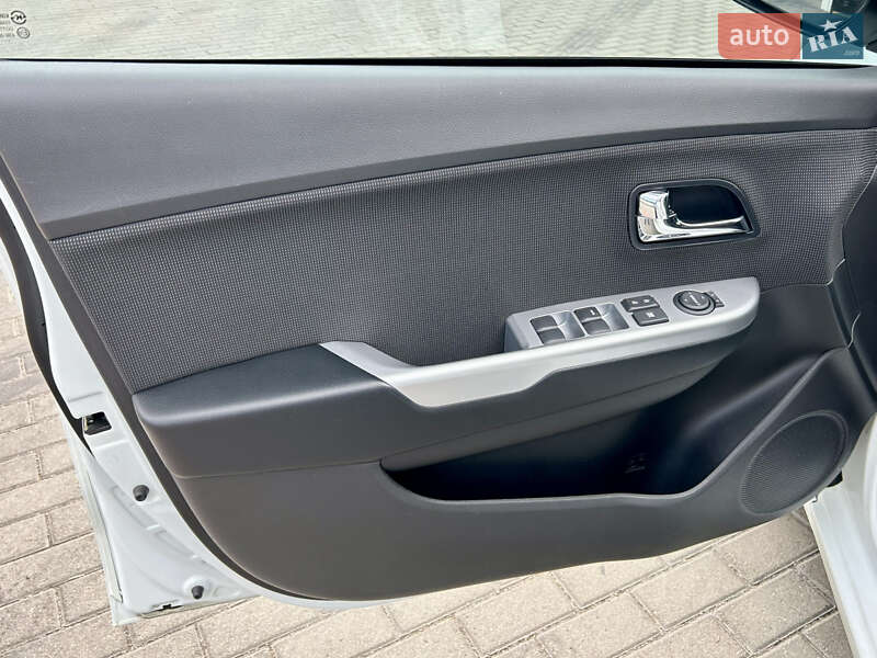 Хэтчбек Kia Rio 2012 в Белой Церкви