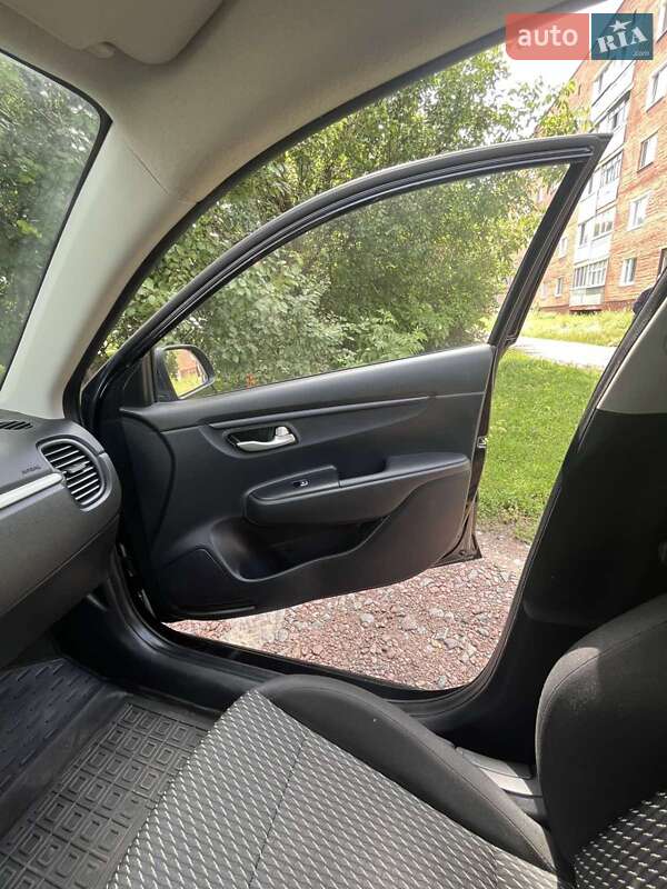 Седан Kia Rio 2017 в Прилуках