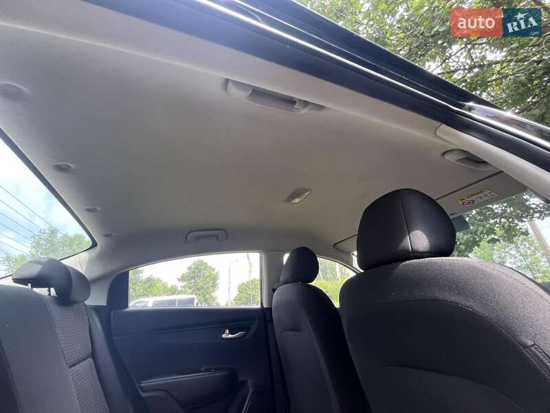 Седан Kia Rio 2017 в Прилуках