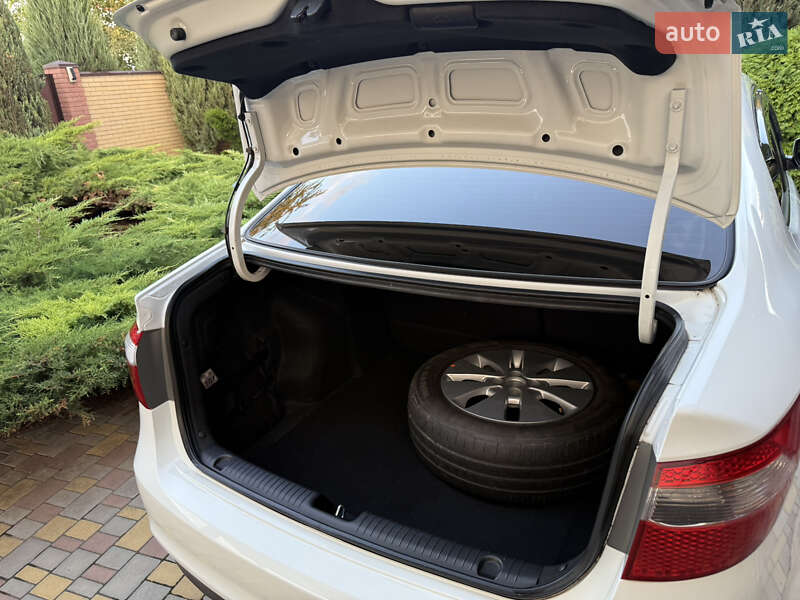 Седан Kia Rio 2014 в Дніпрі