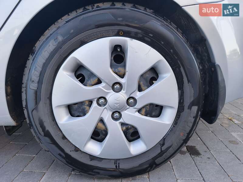 Седан Kia Rio 2013 в Великой Багачке