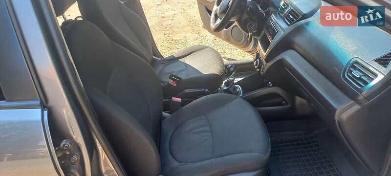 Седан Kia Rio 2011 в Кривом Роге