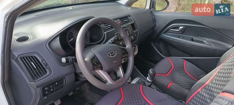 Хэтчбек Kia Rio 2012 в Дрогобыче
