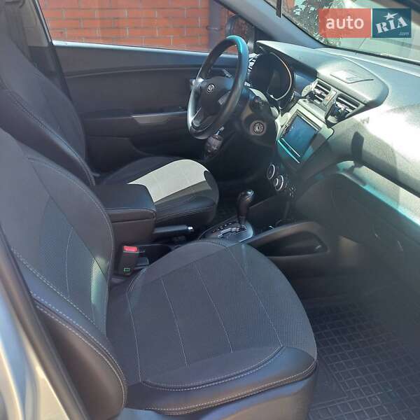 Седан Kia Rio 2012 в Кривому Розі
