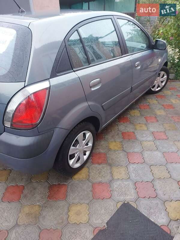 Хэтчбек Kia Rio 2006 в 