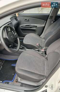 Хэтчбек Kia Rio 2010 в 