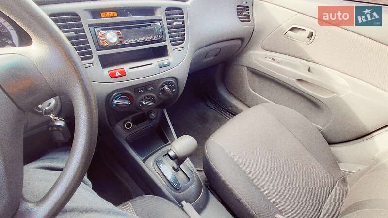 Хэтчбек Kia Rio 2006 в Вишневом