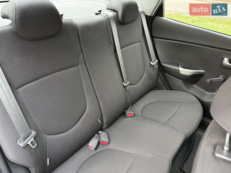 Седан Kia Rio 2013 в Днепре