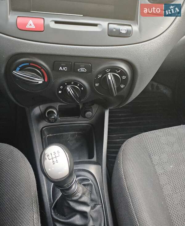 Хэтчбек Kia Rio 2008 в Киеве