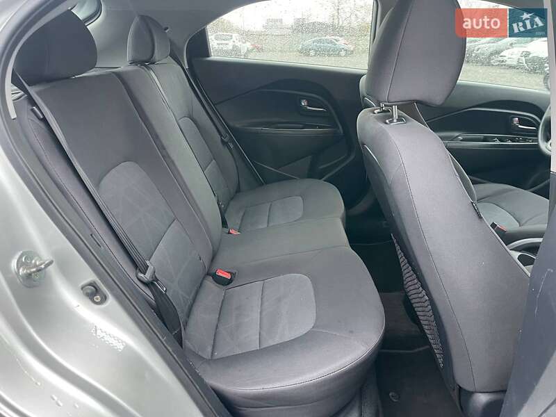Хэтчбек Kia Rio 2012 в Киеве
