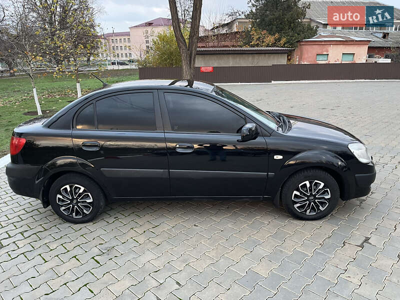 Седан Kia Rio 2006 в Измаиле