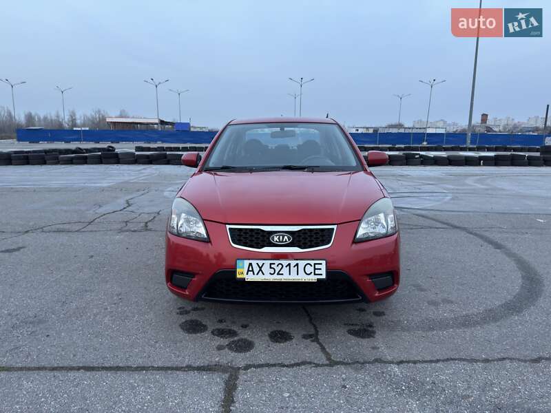 Седан Kia Rio 2010 в Кременчуге