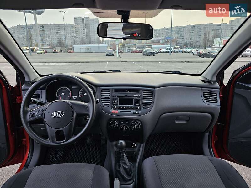 Седан Kia Rio 2010 в Кременчуге